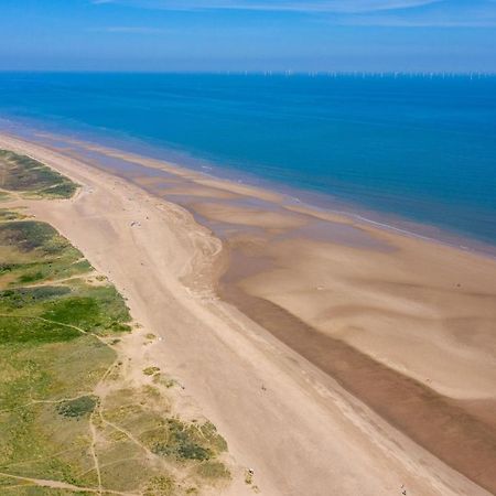 Lovely Caravan With Decking At Coral Beach Park In Lincolnshire Ref 77001C Hotel Ingoldmells Buitenkant foto