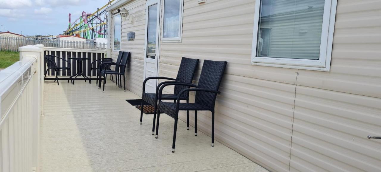 Lovely Caravan With Decking At Coral Beach Park In Lincolnshire Ref 77001C Hotel Ingoldmells Buitenkant foto