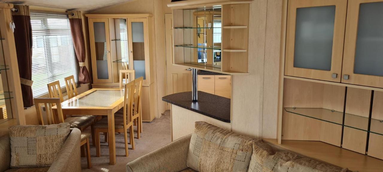 Lovely Caravan With Decking At Coral Beach Park In Lincolnshire Ref 77001C Hotel Ingoldmells Buitenkant foto
