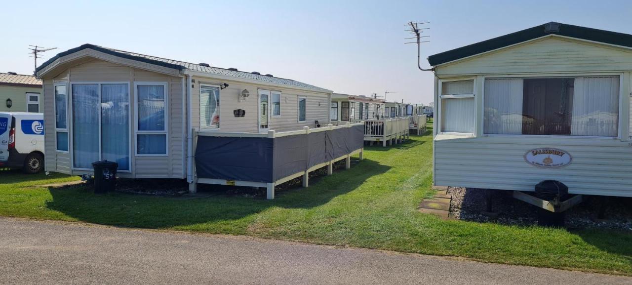 Lovely Caravan With Decking At Coral Beach Park In Lincolnshire Ref 77001C Hotel Ingoldmells Buitenkant foto