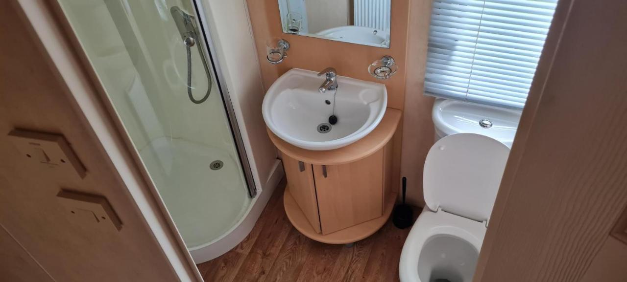 Lovely Caravan With Decking At Coral Beach Park In Lincolnshire Ref 77001C Hotel Ingoldmells Buitenkant foto