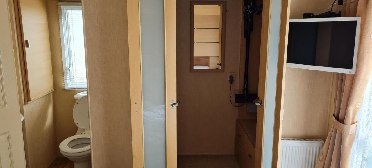 Lovely Caravan With Decking At Coral Beach Park In Lincolnshire Ref 77001C Hotel Ingoldmells Buitenkant foto