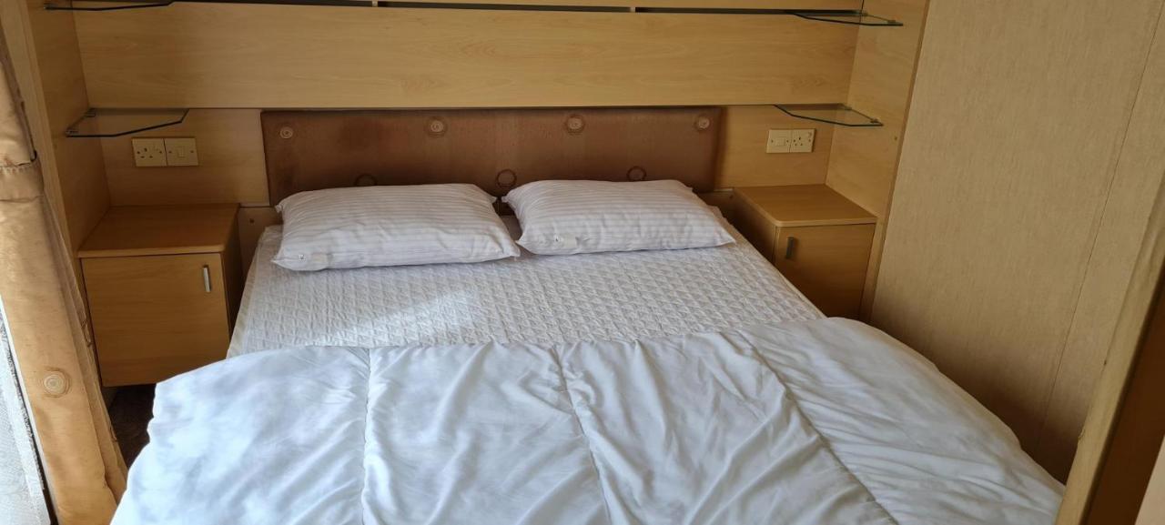Lovely Caravan With Decking At Coral Beach Park In Lincolnshire Ref 77001C Hotel Ingoldmells Buitenkant foto